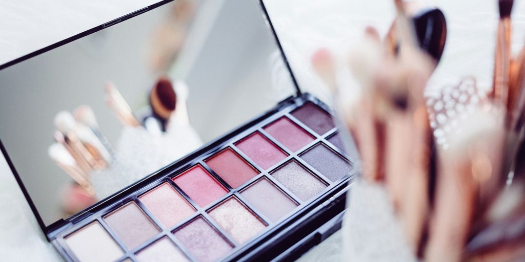 selective focus photography of eyeshadow palette